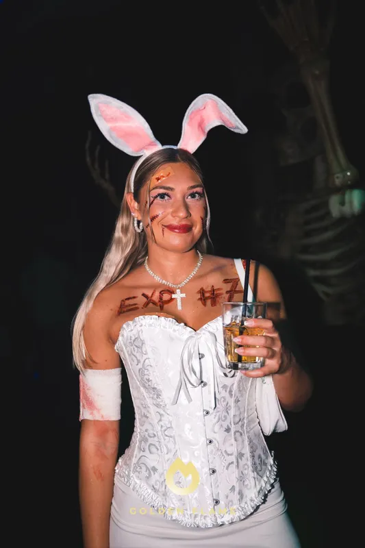 Frau als Versuchskaninchen mit Hasenohren, weißer Corsage und roter Nummer auf der Haut bei Spooky Flame in Köln