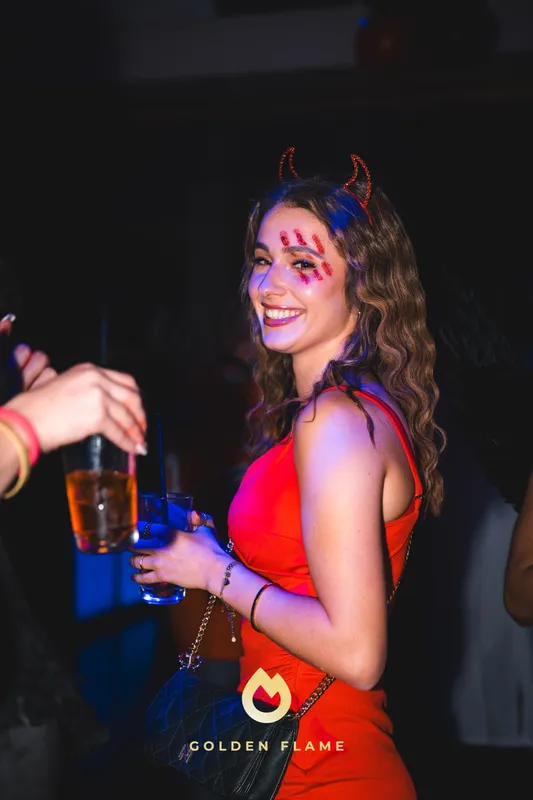 Teufelin mit roten Hörnern und feinen roten Linien über Stirn und Wangen bei Spooky Flame in Köln