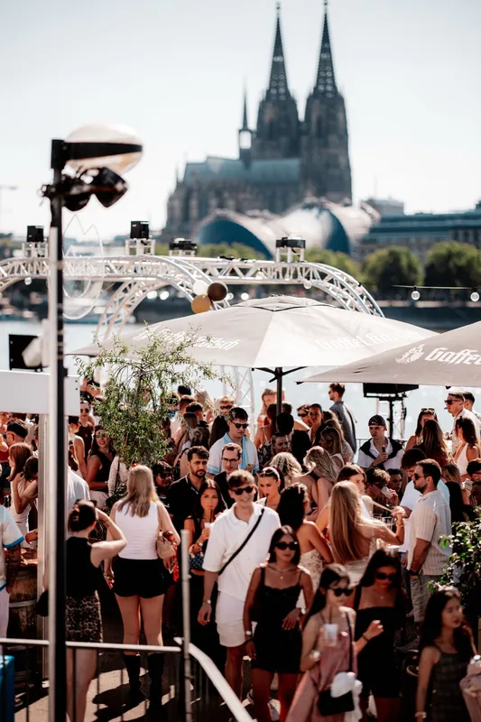Kölner Dom über der feiernden Crowd an den Rheinterrassen Köln