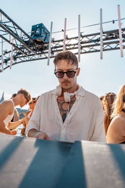 DJ-Portrait am Pult beim Golden Flame Open-Air an den Rheinterrassen Köln