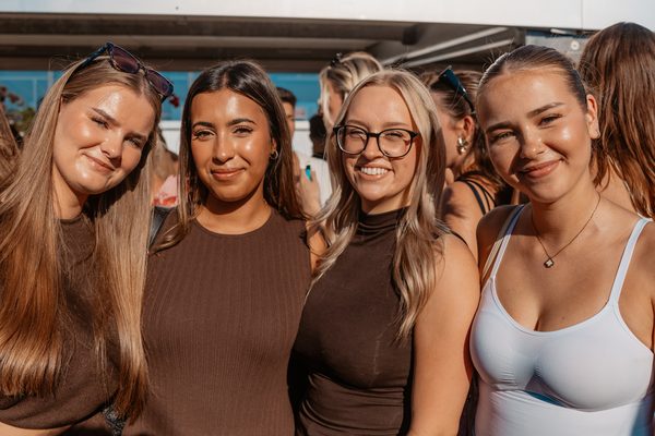 Vier Freundinnen mit Glow in der goldenen Abendsonne beim Open-Air an den Rheinterrassen Köln