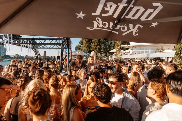 Frau mit natürlichen offenen Locken tanzt beim Open-Air-Daydrinking an den Rheinterrassen Köln