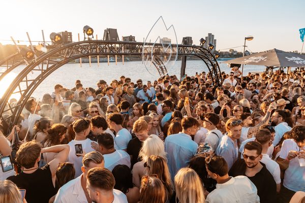Volle Tanzfläche unter freiem Himmel im Abendlicht beim Open-Air an den Rheinterrassen Köln