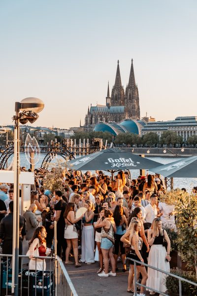 Golden Flame Open-Air an den Rheinterrassen Köln zur goldenen Stunde mit Blick auf den Kölner Dom
