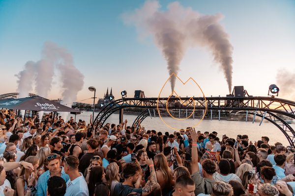 Flammen-Bogen und Crowd am Rhein bei Sonnenuntergang beim Golden Flame Open-Air Köln