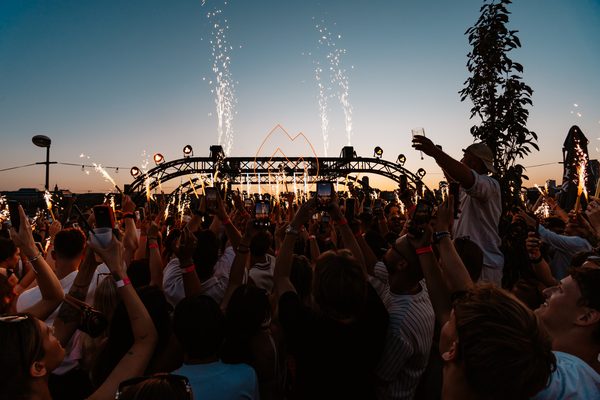Finale des Golden Flame Open-Airs mit Funkenfontänen und erhobenen Händen in der Abenddämmerung