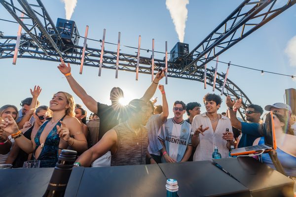 Blick vom DJ-Pult über die tanzende Crowd an den Rheinterrassen Köln bei tiefer Sonne