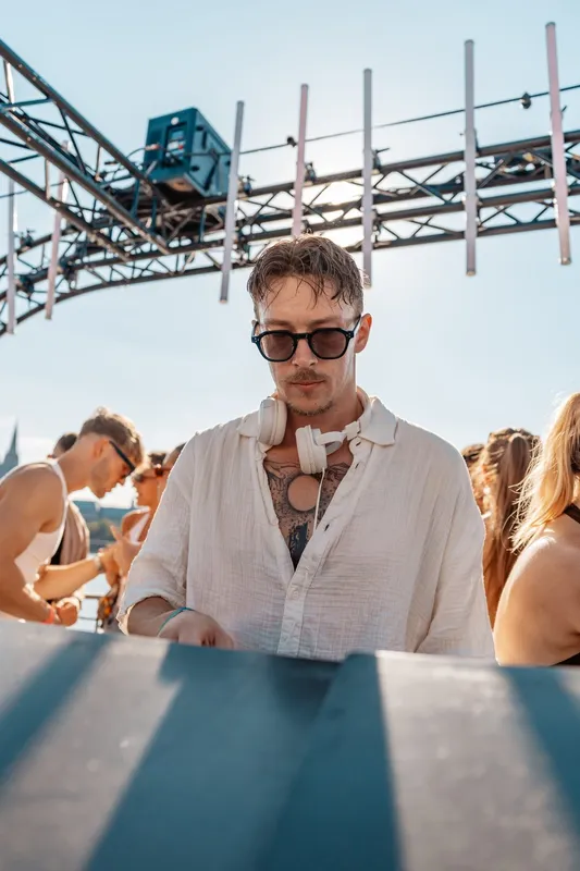 DJ-Portrait am Pult beim Golden Flame Open-Air an den Rheinterrassen Köln