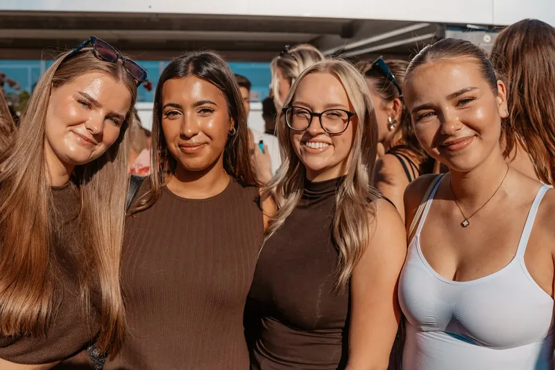Vier Freundinnen mit Glow in der goldenen Abendsonne beim Open-Air an den Rheinterrassen Köln