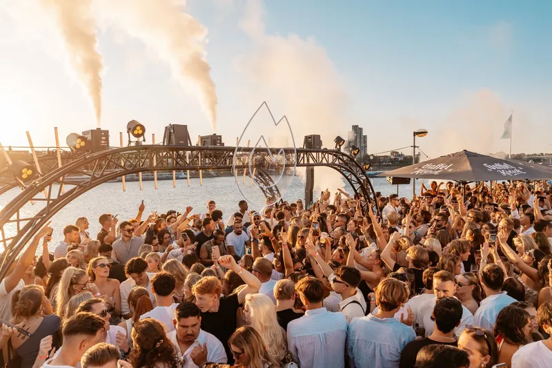Nebelfontänen über der tanzenden Crowd beim Golden Flame Mid Summer an den Rheinterrassen Köln
