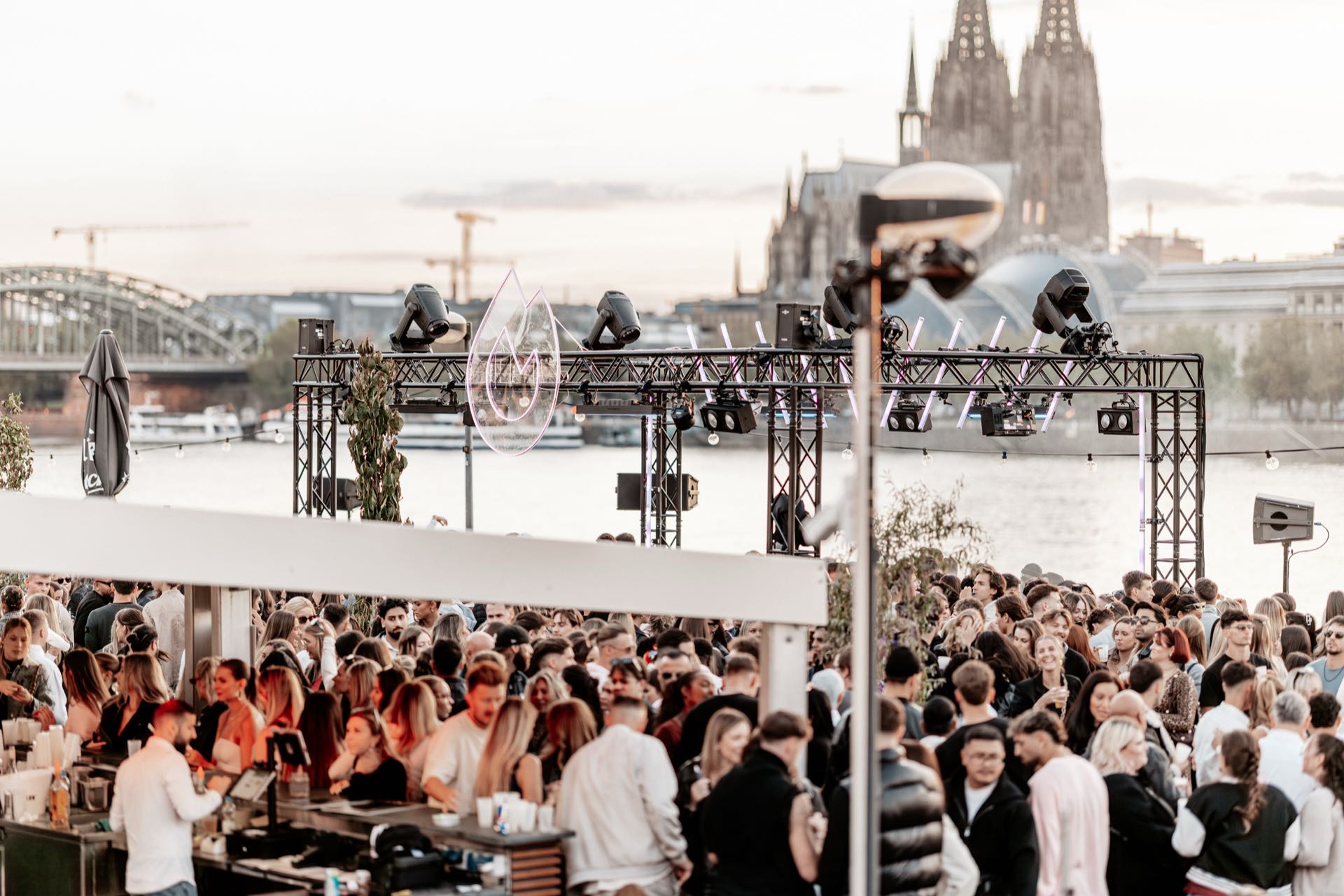 Warmes Abendlicht über dem Rhein in Köln mit Blick auf den Dom im September
