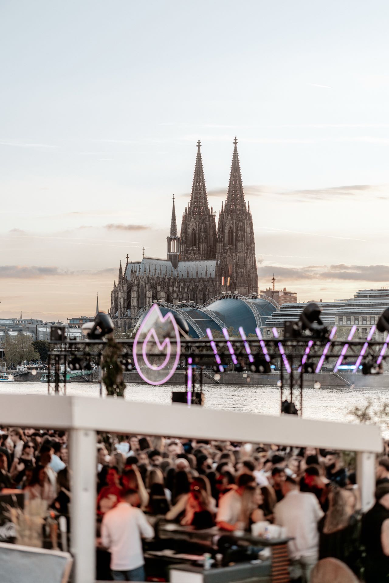 Kölner Dom und Rhein im weichen Abendlicht, gesehen von den Rheinterrassen Köln