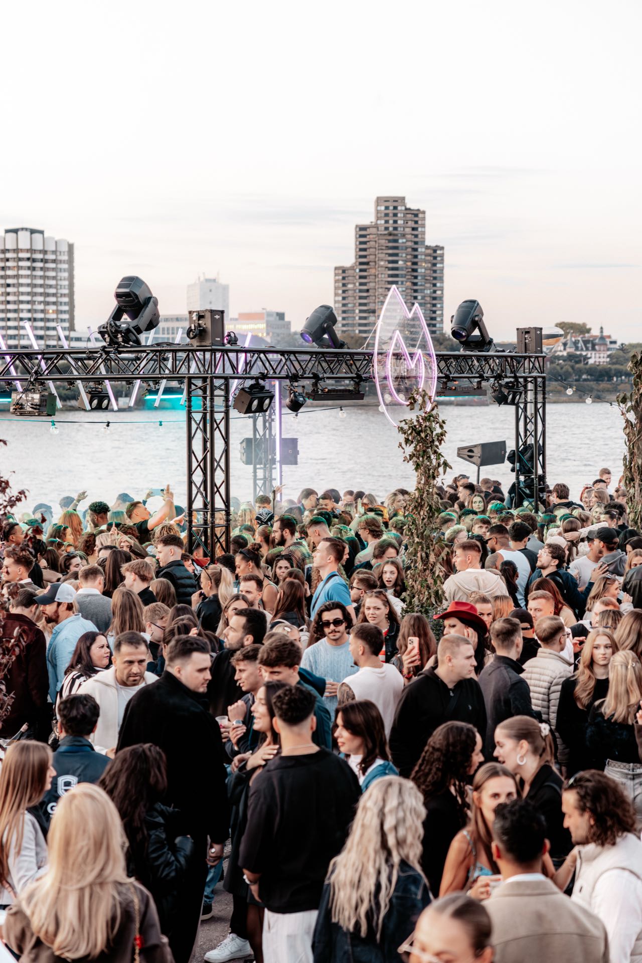 Blick über die Menge beim Golden Flame Open-Air an den Rheinterrassen auf den Rhein und die Kölner Skyline